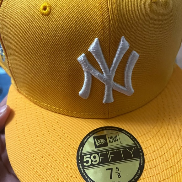Yellow fitted cap - Picture 2 of 3